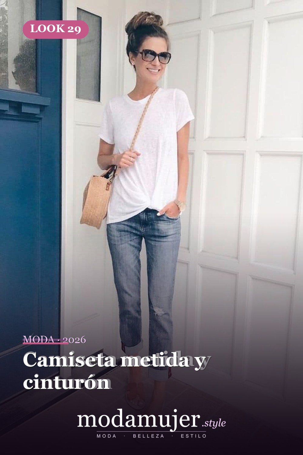 Camiseta metida y cinturón — 34 conjuntos casuales de verano para mujeres con pantalones vaqueros