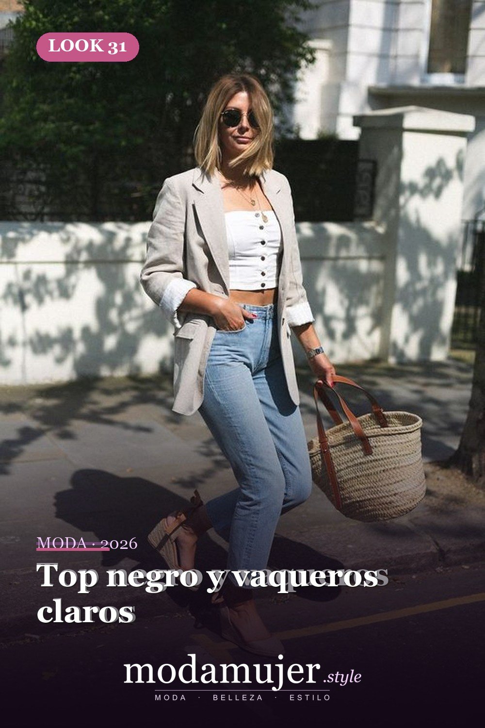 Top negro y vaqueros claros — 34 conjuntos casuales de verano para mujeres con pantalones vaqueros