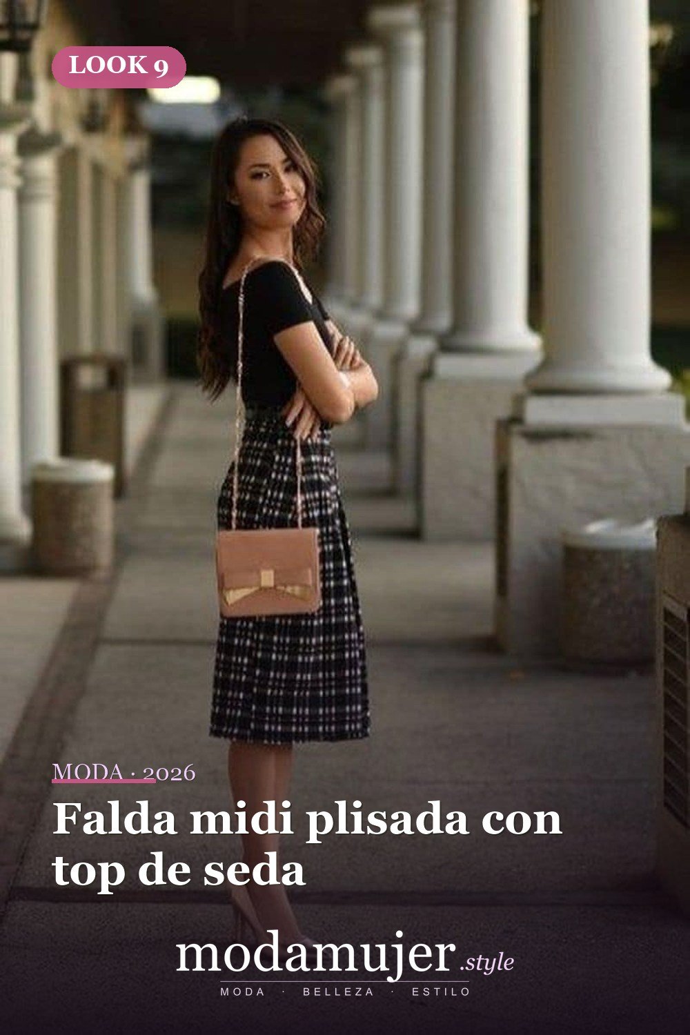 Falda midi plisada con top de seda — 34 outfits de oficina cómodos y elegantes para mujer en 2026