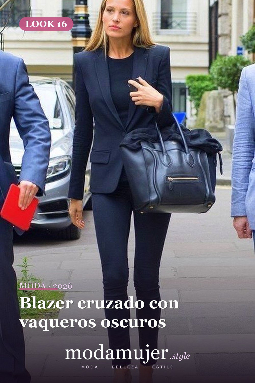 Blazer cruzado con vaqueros oscuros — 34 outfits de oficina cómodos y elegantes para mujer en 2026