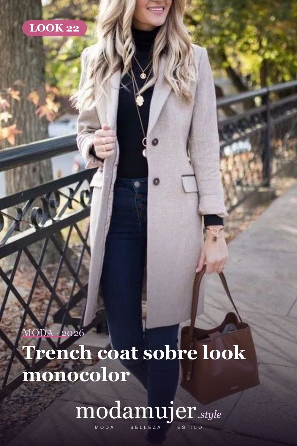 Trench coat sobre look monocolor — 34 outfits de oficina cómodos y elegantes para mujer en 2026