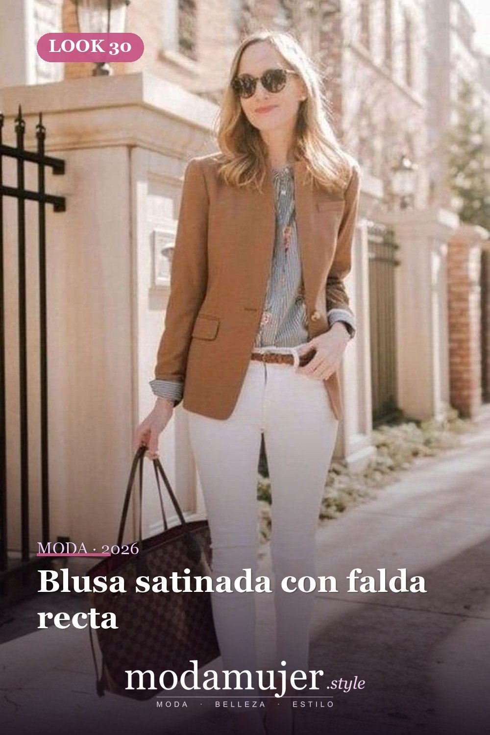 Blusa satinada con falda recta — 34 outfits de oficina cómodos y elegantes para mujer en 2026