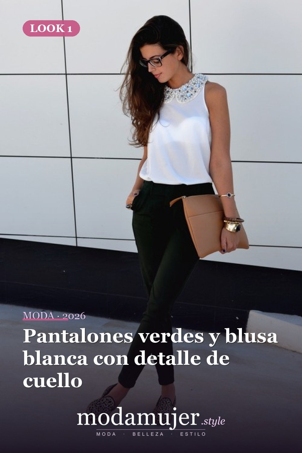 Pantalones verdes y blusa blanca con detalle de cuello — 35 atuendos de trabajo elegantes y cómodos con zapatos planos