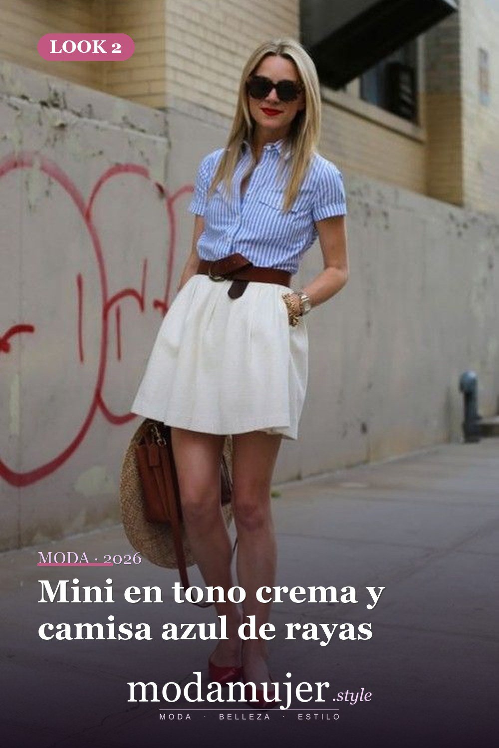 Mini en tono crema y camisa azul de rayas — 35 atuendos de trabajo elegantes y cómodos con zapatos planos