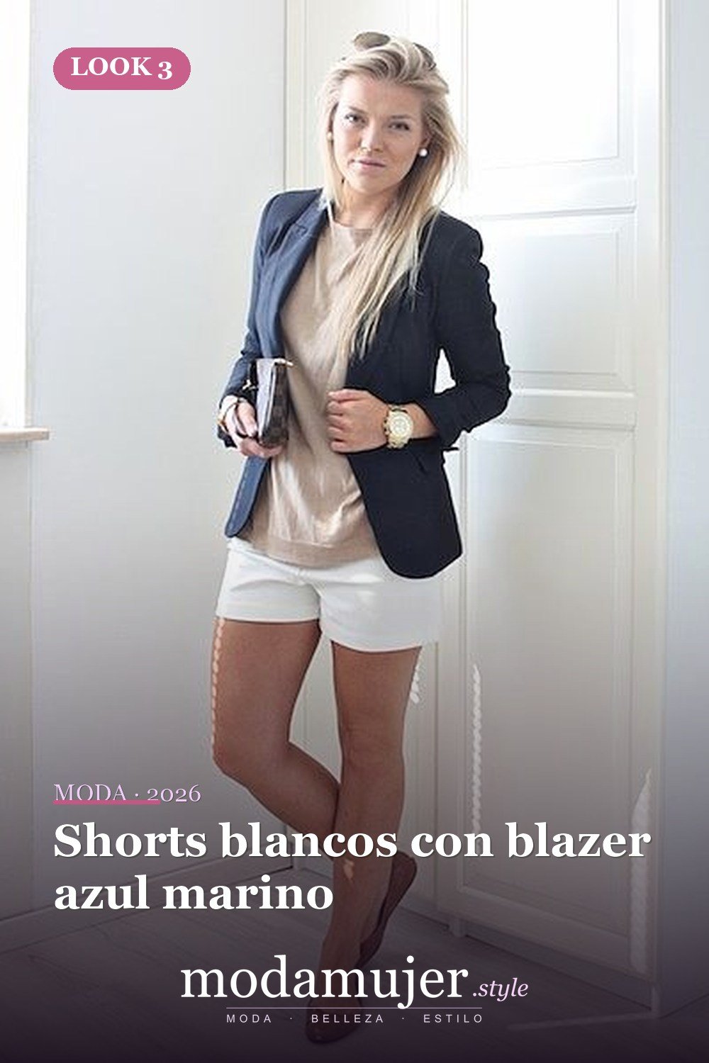 Shorts blancos con blazer azul marino — 35 atuendos de trabajo elegantes y cómodos con zapatos planos