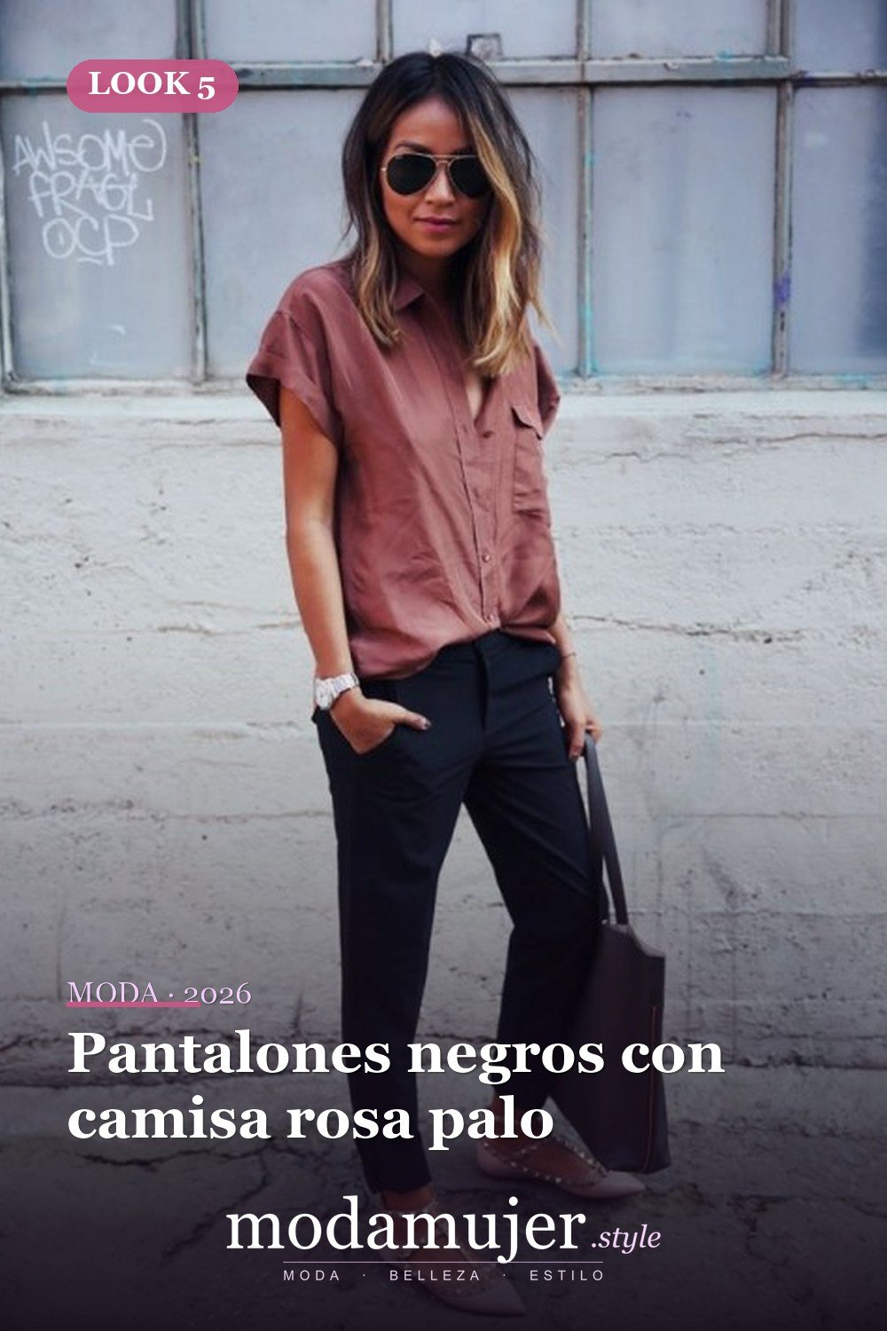 Pantalones negros con camisa rosa palo — 35 atuendos de trabajo elegantes y cómodos con zapatos planos