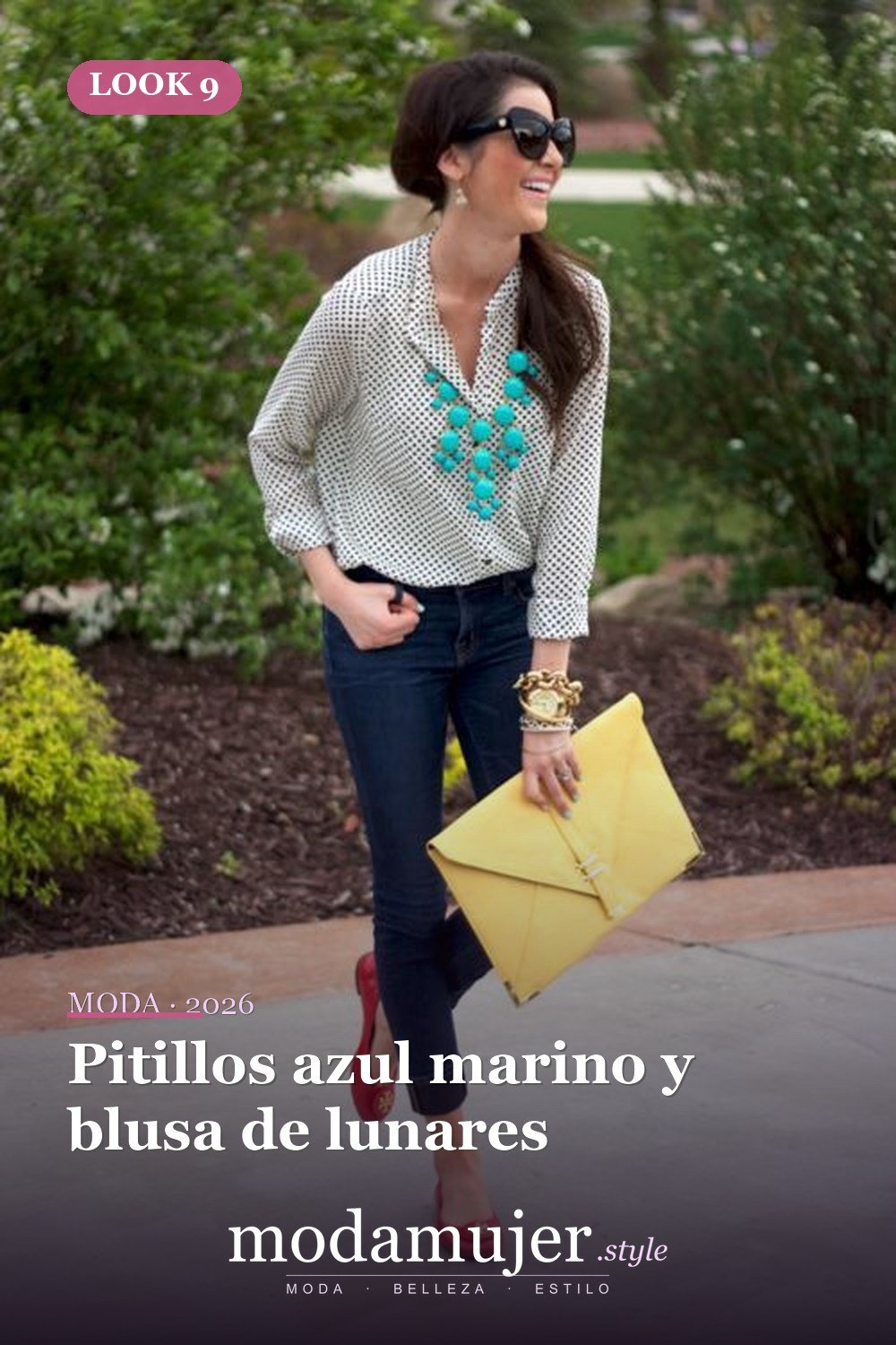 Pitillos azul marino y blusa de lunares — 35 atuendos de trabajo elegantes y cómodos con zapatos planos