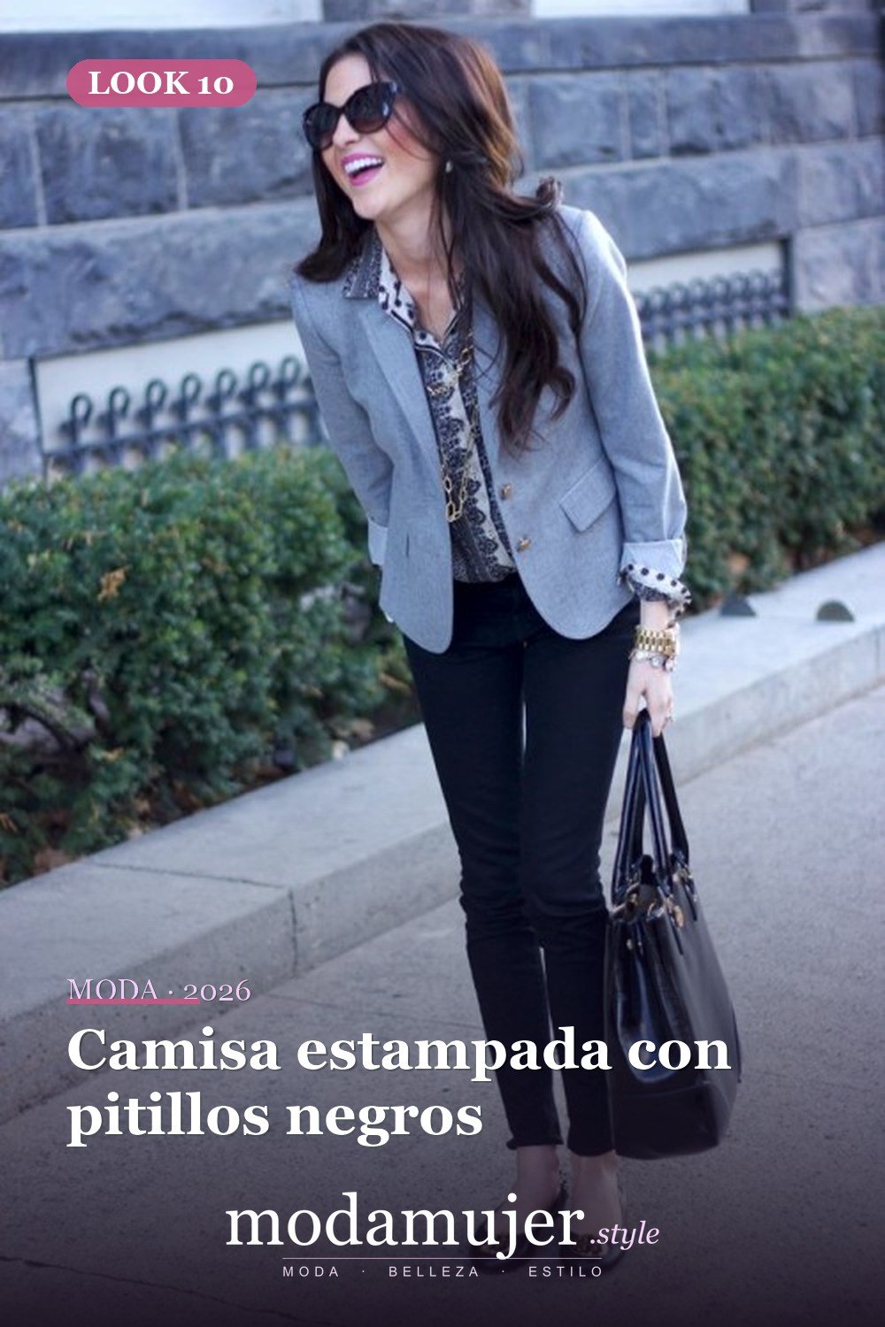 Camisa estampada con pitillos negros — 35 atuendos de trabajo elegantes y cómodos con zapatos planos