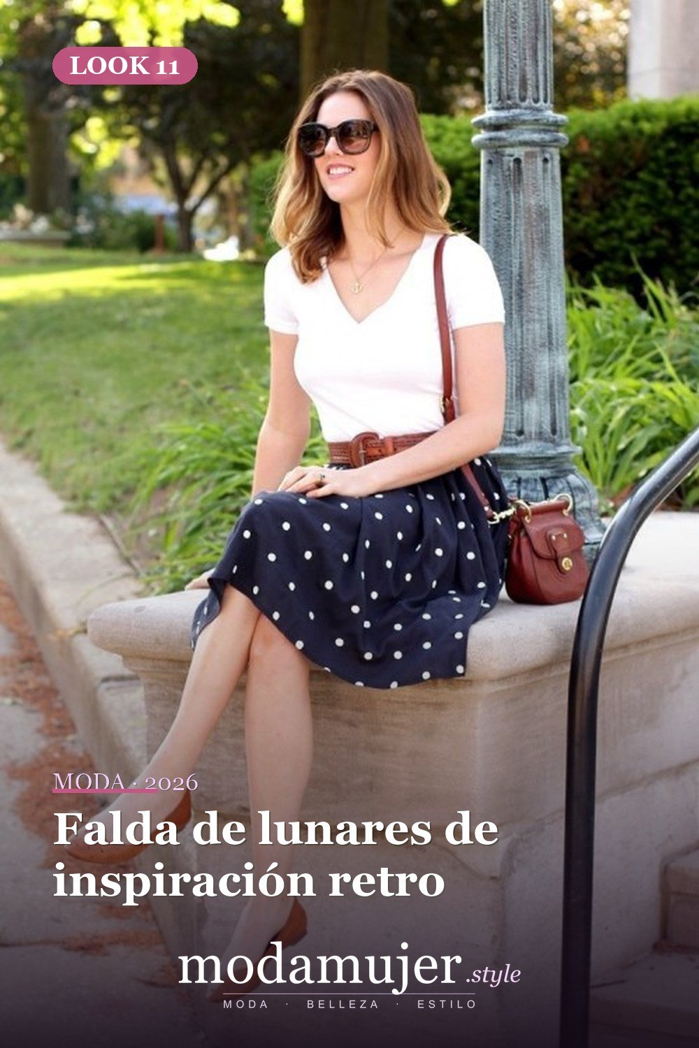 Falda de lunares de inspiración retro — 35 atuendos de trabajo elegantes y cómodos con zapatos planos
