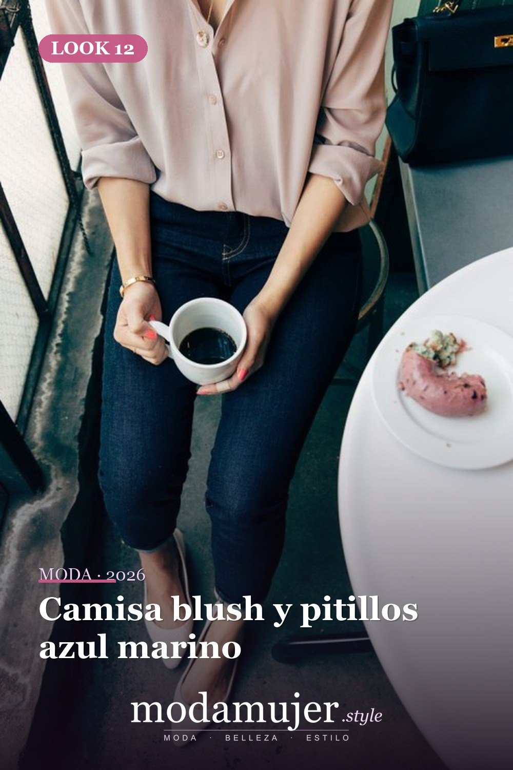 Camisa blush y pitillos azul marino — 35 atuendos de trabajo elegantes y cómodos con zapatos planos