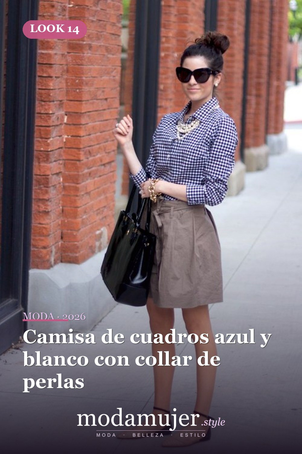 Camisa de cuadros azul y blanco con collar de perlas — 35 atuendos de trabajo elegantes y cómodos con zapatos planos