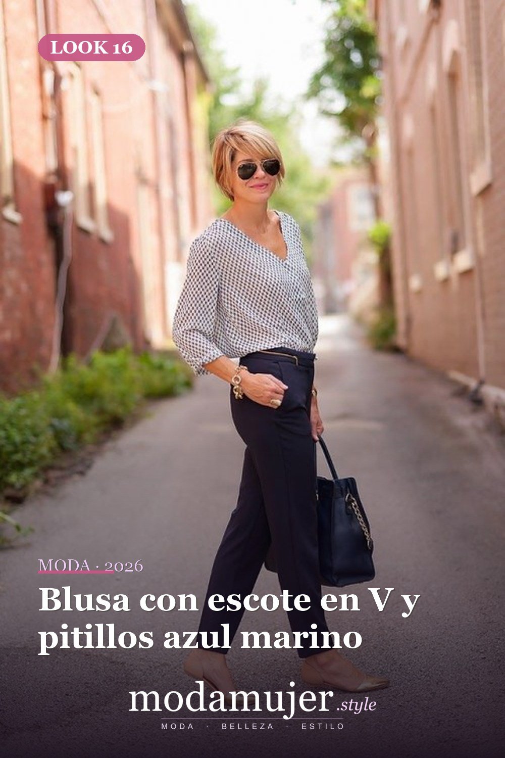 Blusa con escote en V y pitillos azul marino — 35 atuendos de trabajo elegantes y cómodos con zapatos planos