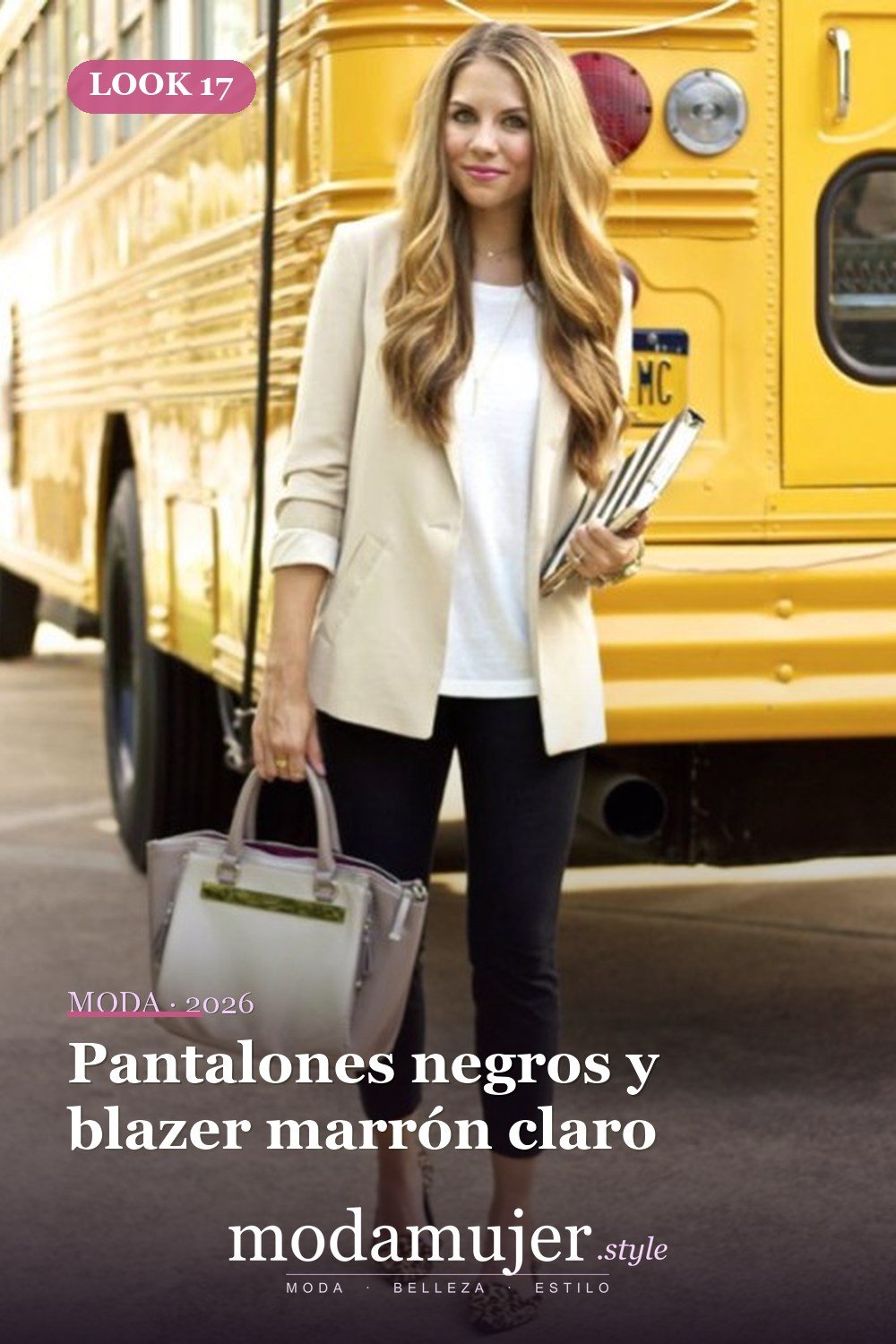 Pantalones negros y blazer marrón claro — 35 atuendos de trabajo elegantes y cómodos con zapatos planos