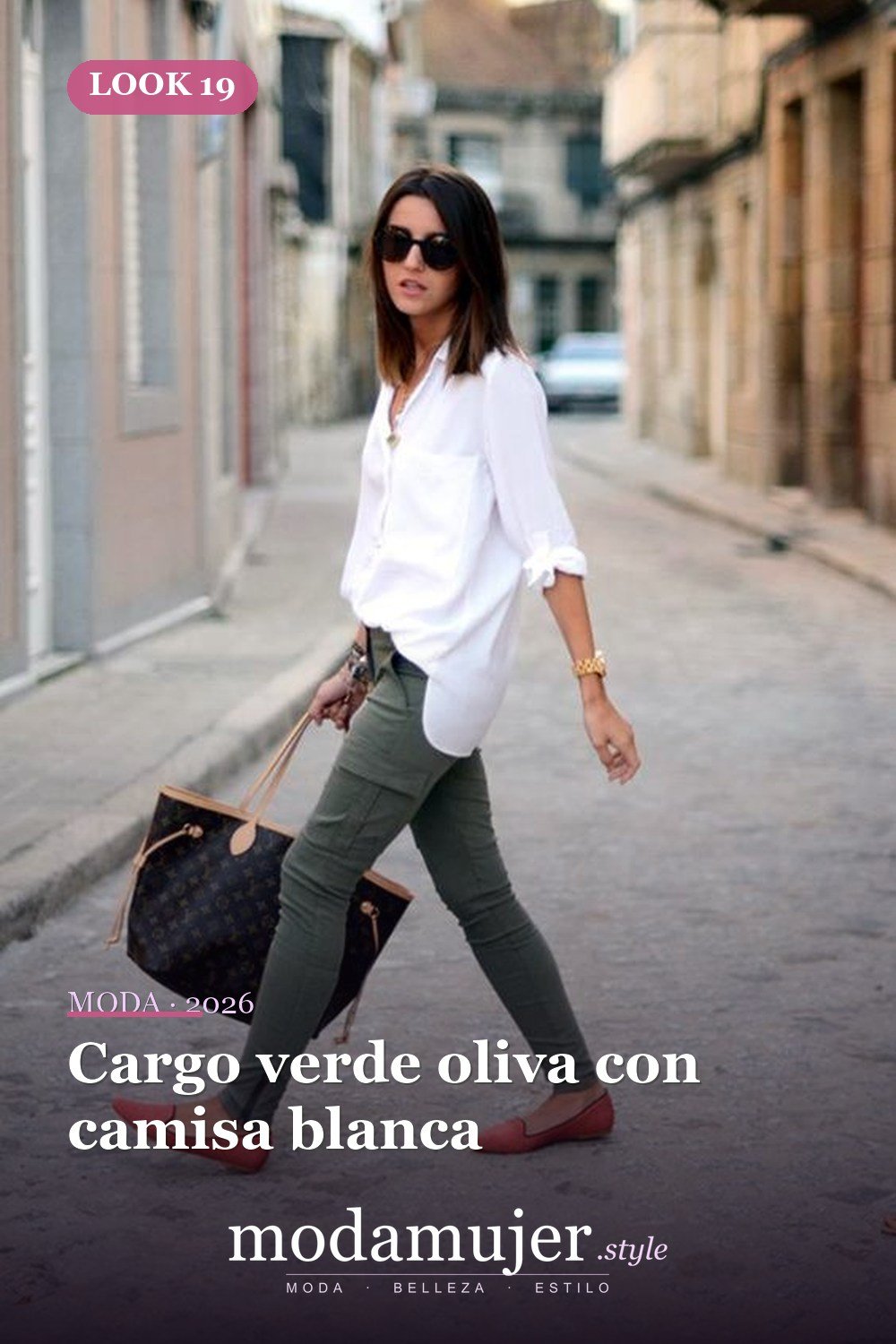 Cargo verde oliva con camisa blanca — 35 atuendos de trabajo elegantes y cómodos con zapatos planos