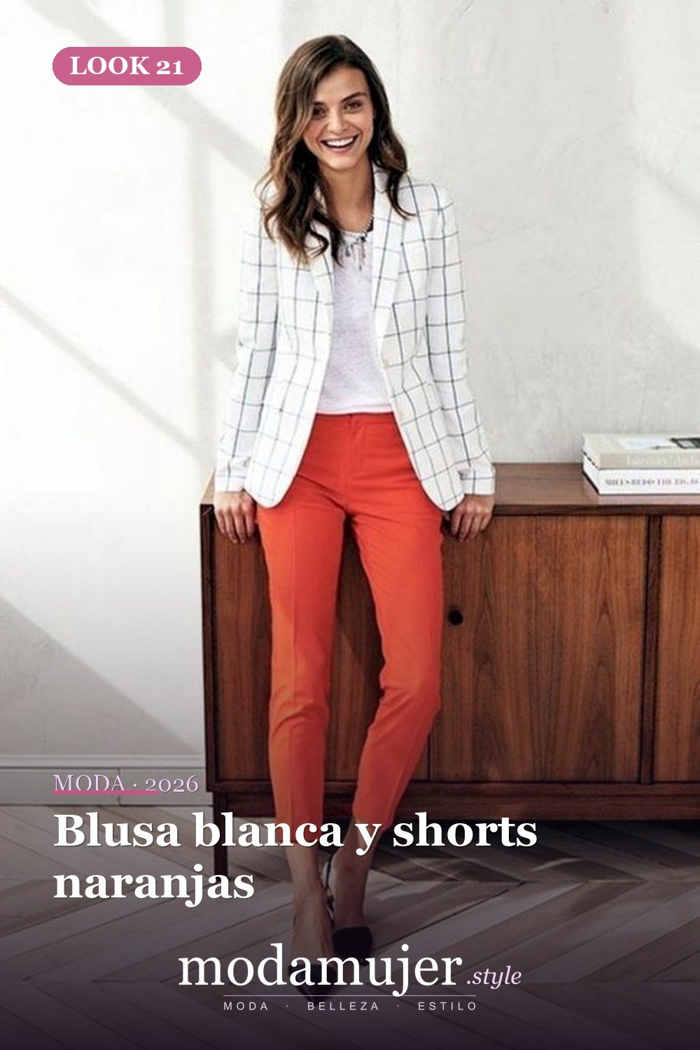 Blusa blanca y shorts naranjas — 35 atuendos de trabajo elegantes y cómodos con zapatos planos