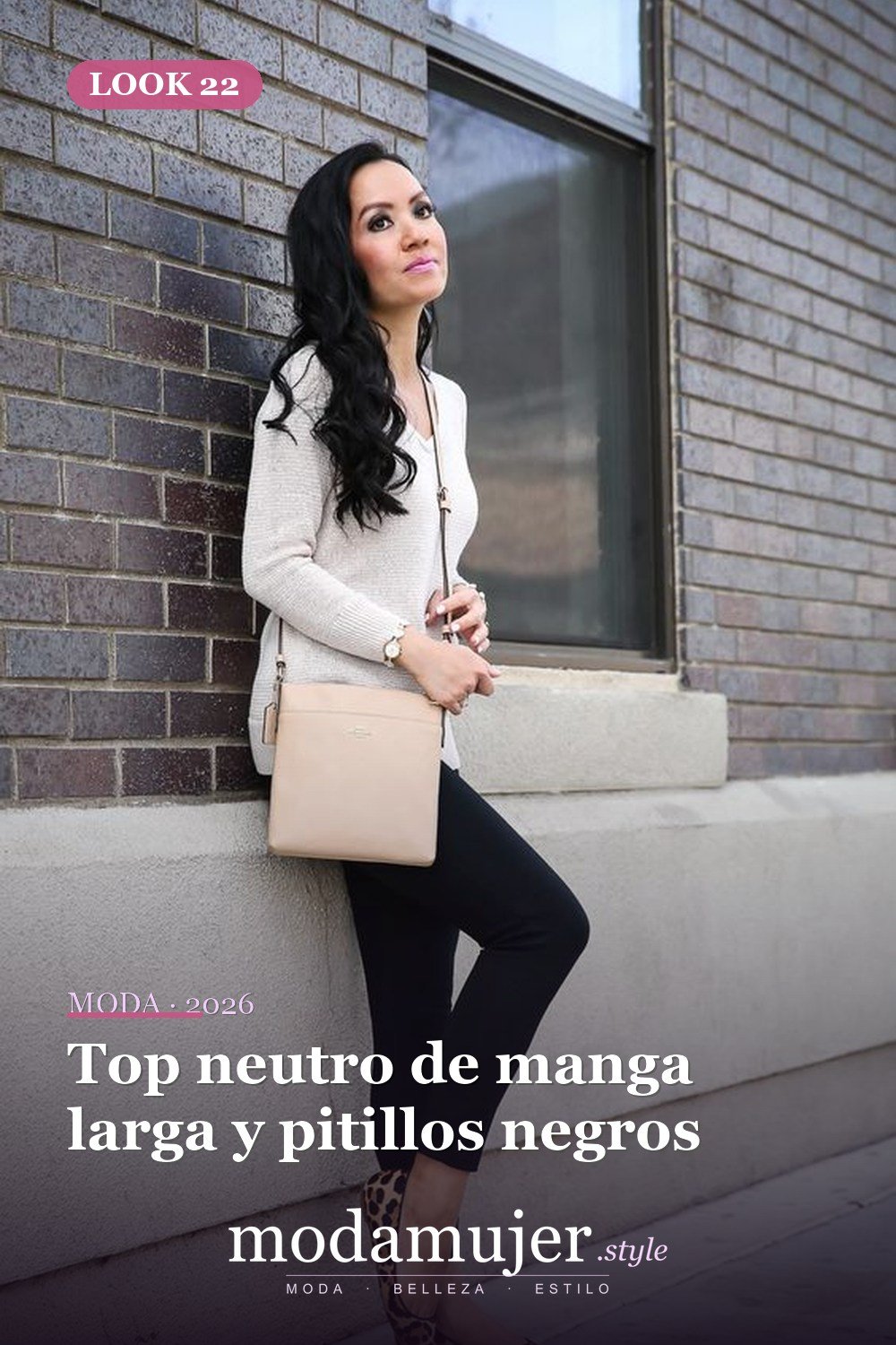 Top neutro de manga larga y pitillos negros — 35 atuendos de trabajo elegantes y cómodos con zapatos planos