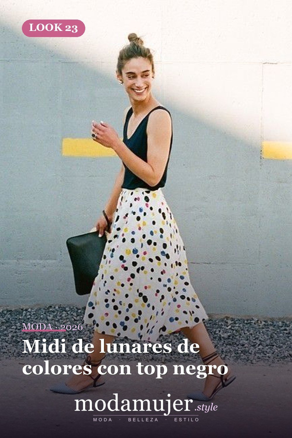 Midi de lunares de colores con top negro — 35 atuendos de trabajo elegantes y cómodos con zapatos planos