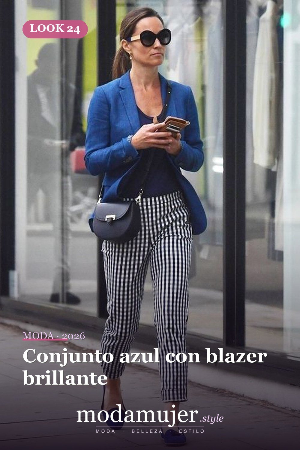 Conjunto azul con blazer brillante — 35 atuendos de trabajo elegantes y cómodos con zapatos planos