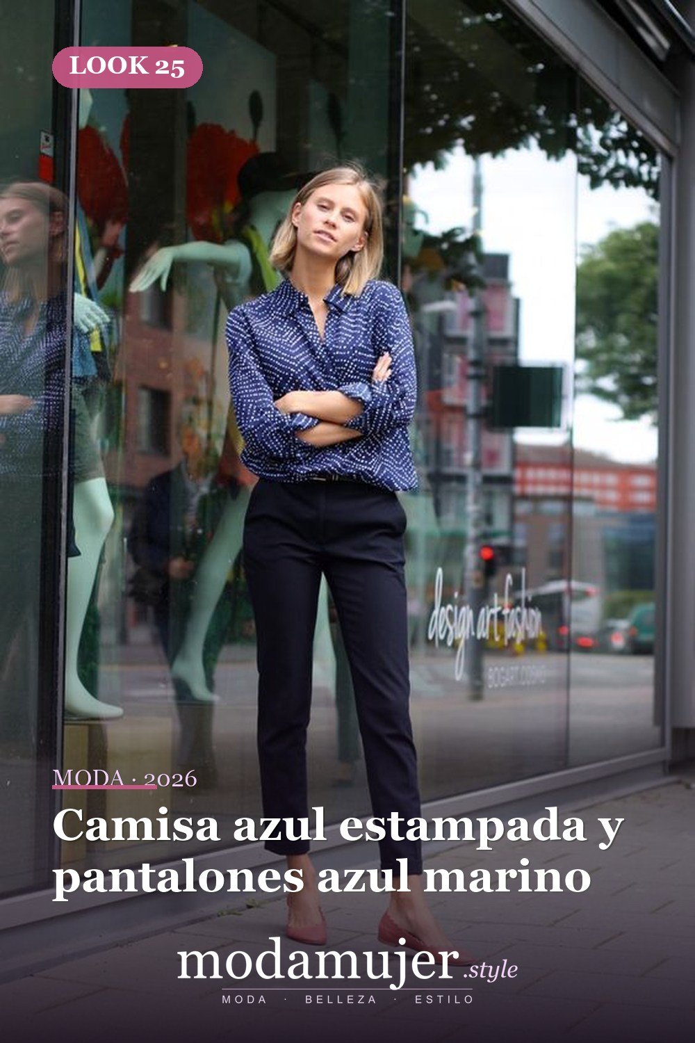 Camisa azul estampada y pantalones azul marino — 35 atuendos de trabajo elegantes y cómodos con zapatos planos