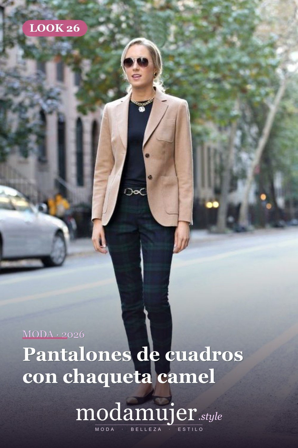 Pantalones de cuadros con chaqueta camel — 35 atuendos de trabajo elegantes y cómodos con zapatos planos