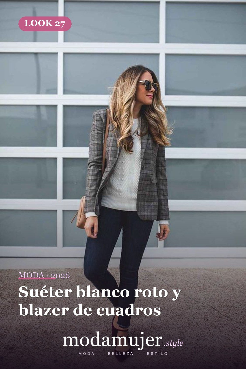 Suéter blanco roto y blazer de cuadros — 35 atuendos de trabajo elegantes y cómodos con zapatos planos