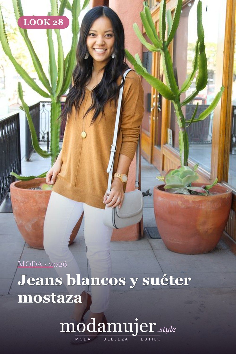 Jeans blancos y suéter mostaza — 35 atuendos de trabajo elegantes y cómodos con zapatos planos
