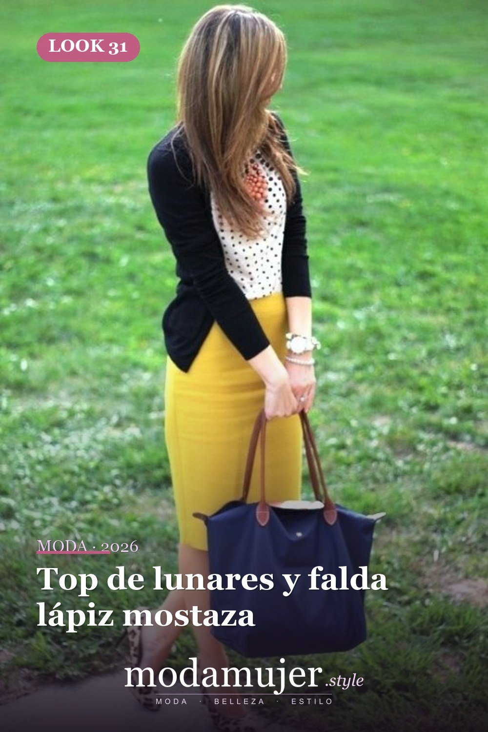 Top de lunares y falda lápiz mostaza — 35 atuendos de trabajo elegantes y cómodos con zapatos planos