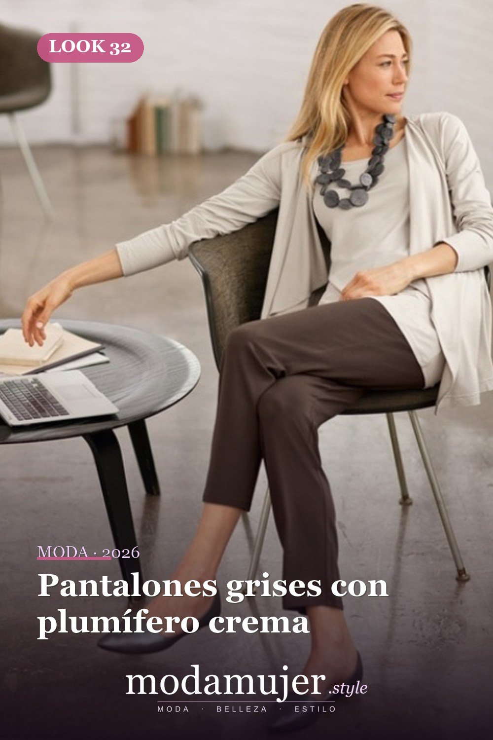 Pantalones grises con plumífero crema — 35 atuendos de trabajo elegantes y cómodos con zapatos planos