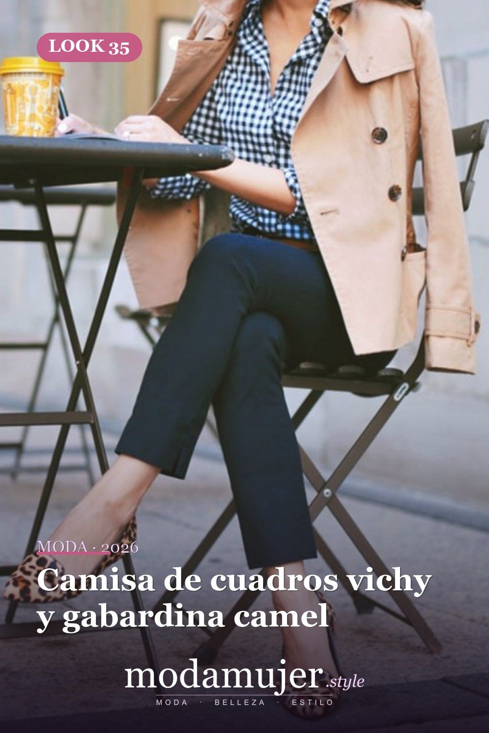 Camisa de cuadros vichy y gabardina camel — 35 atuendos de trabajo elegantes y cómodos con zapatos planos