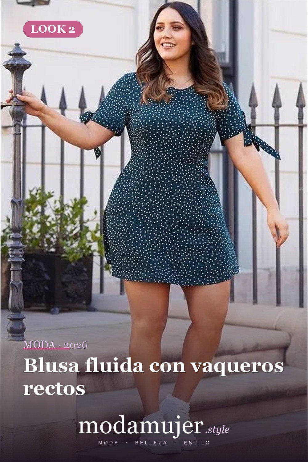 Blusa fluida con vaqueros rectos — 35 ideas de trajes casuales de primavera para mujeres de talla grande