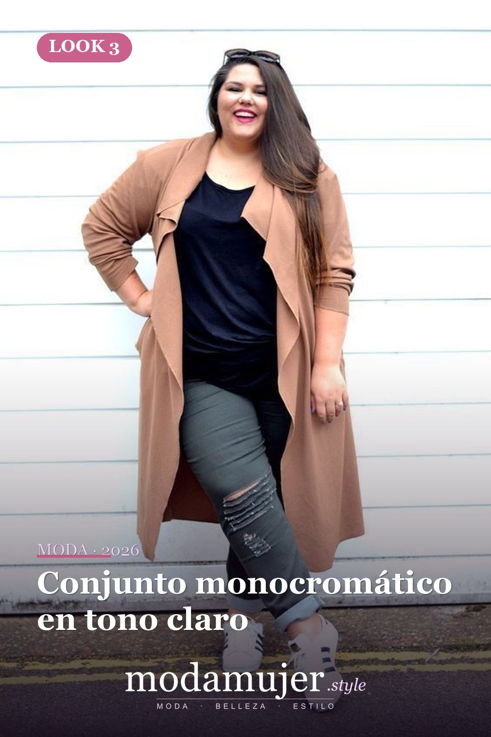 Conjunto monocromático en tono claro — 35 ideas de trajes casuales de primavera para mujeres de talla grande