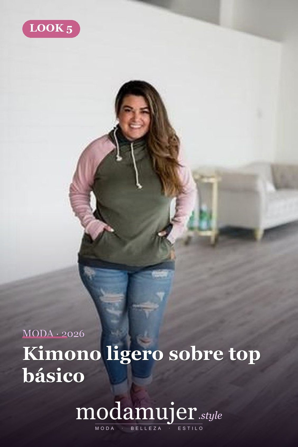 Kimono ligero sobre top básico — 35 ideas de trajes casuales de primavera para mujeres de talla grande