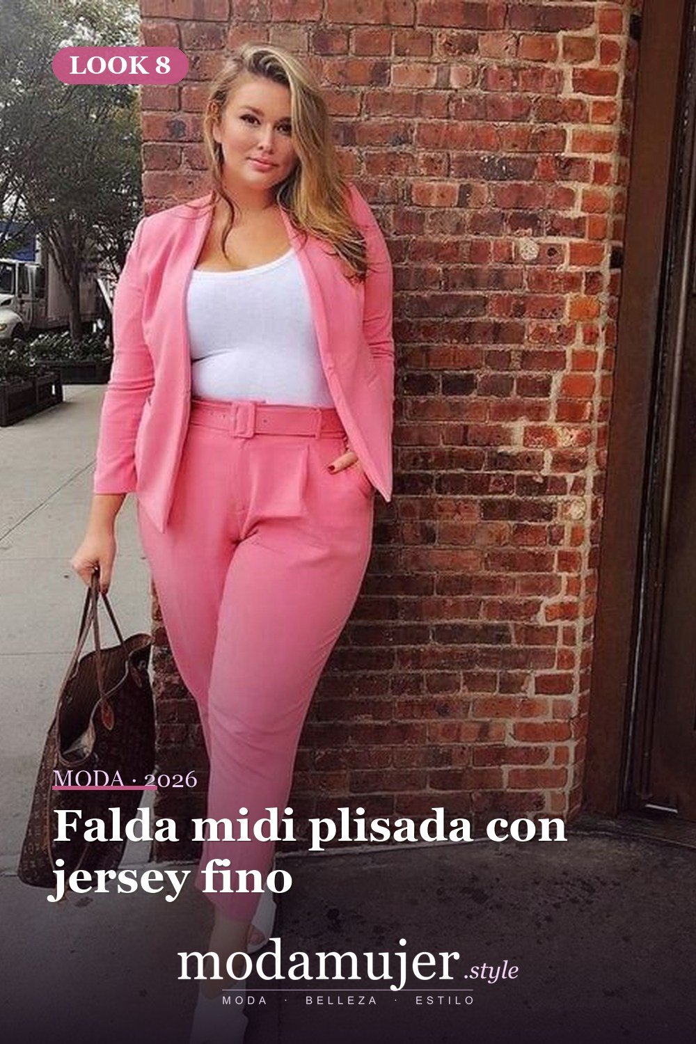 Falda midi plisada con jersey fino — 35 ideas de trajes casuales de primavera para mujeres de talla grande