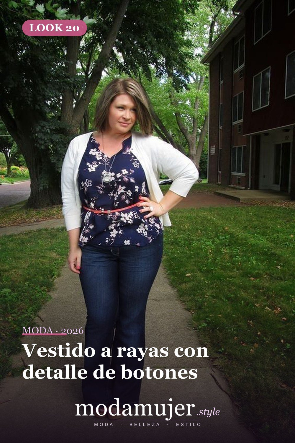 Vestido a rayas con detalle de botones — 35 ideas de trajes casuales de primavera para mujeres de talla grande