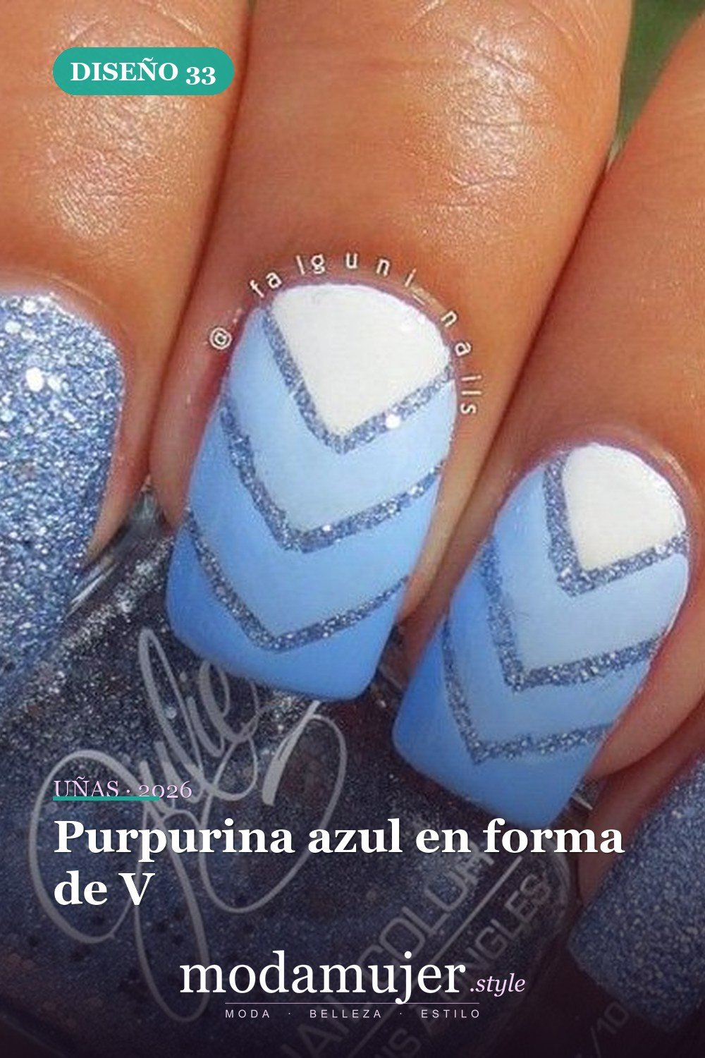 Purpurina azul en forma de V — 35 increíbles diseños de uñas con brillo para 2026