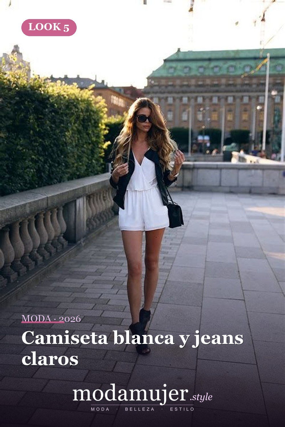 Camiseta blanca y jeans claros — 35 ideas de trajes casuales populares este verano