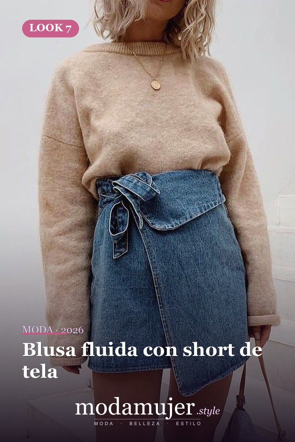 Blusa fluida con short de tela — 35 ideas de trajes casuales populares este verano