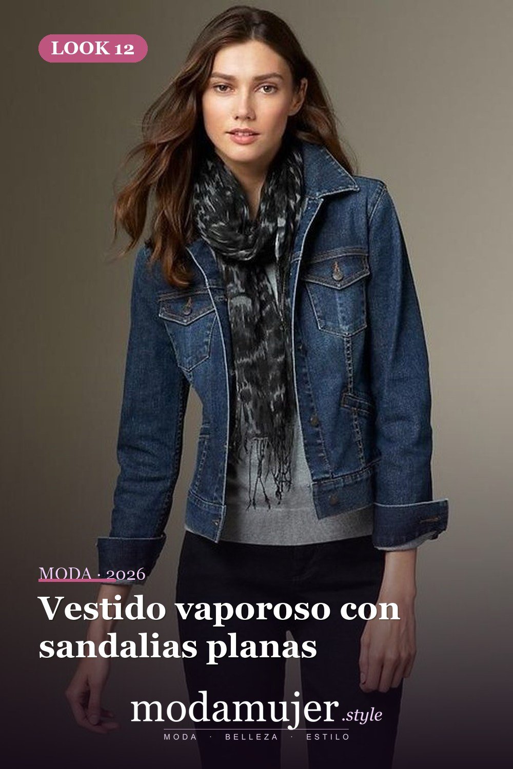 Vestido vaporoso con sandalias planas — 35 ideas de trajes casuales populares este verano