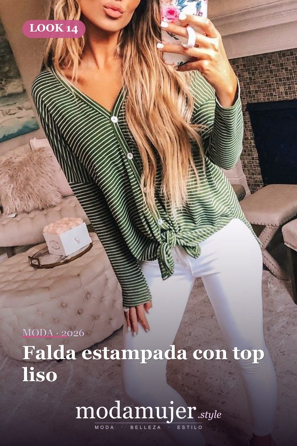 Falda estampada con top liso — 35 ideas de trajes casuales populares este verano