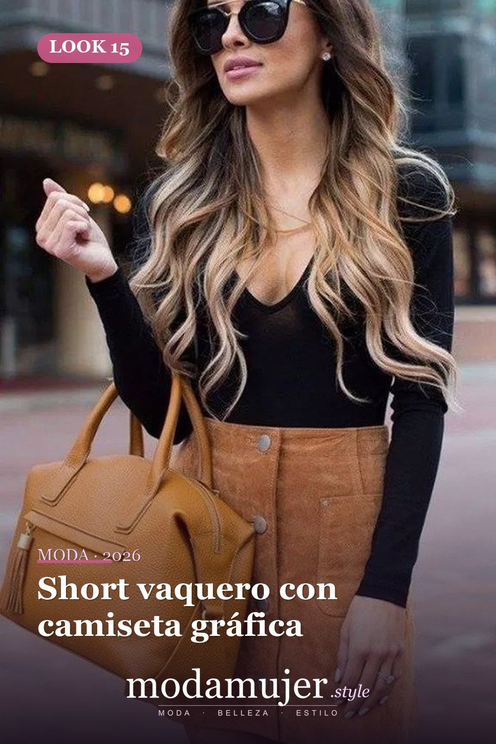 Short vaquero con camiseta gráfica — 35 ideas de trajes casuales populares este verano