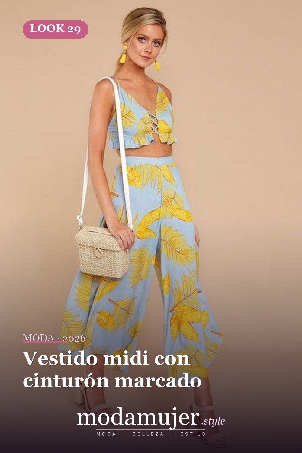 Vestido midi con cinturón marcado — 35 ideas de trajes casuales populares este verano