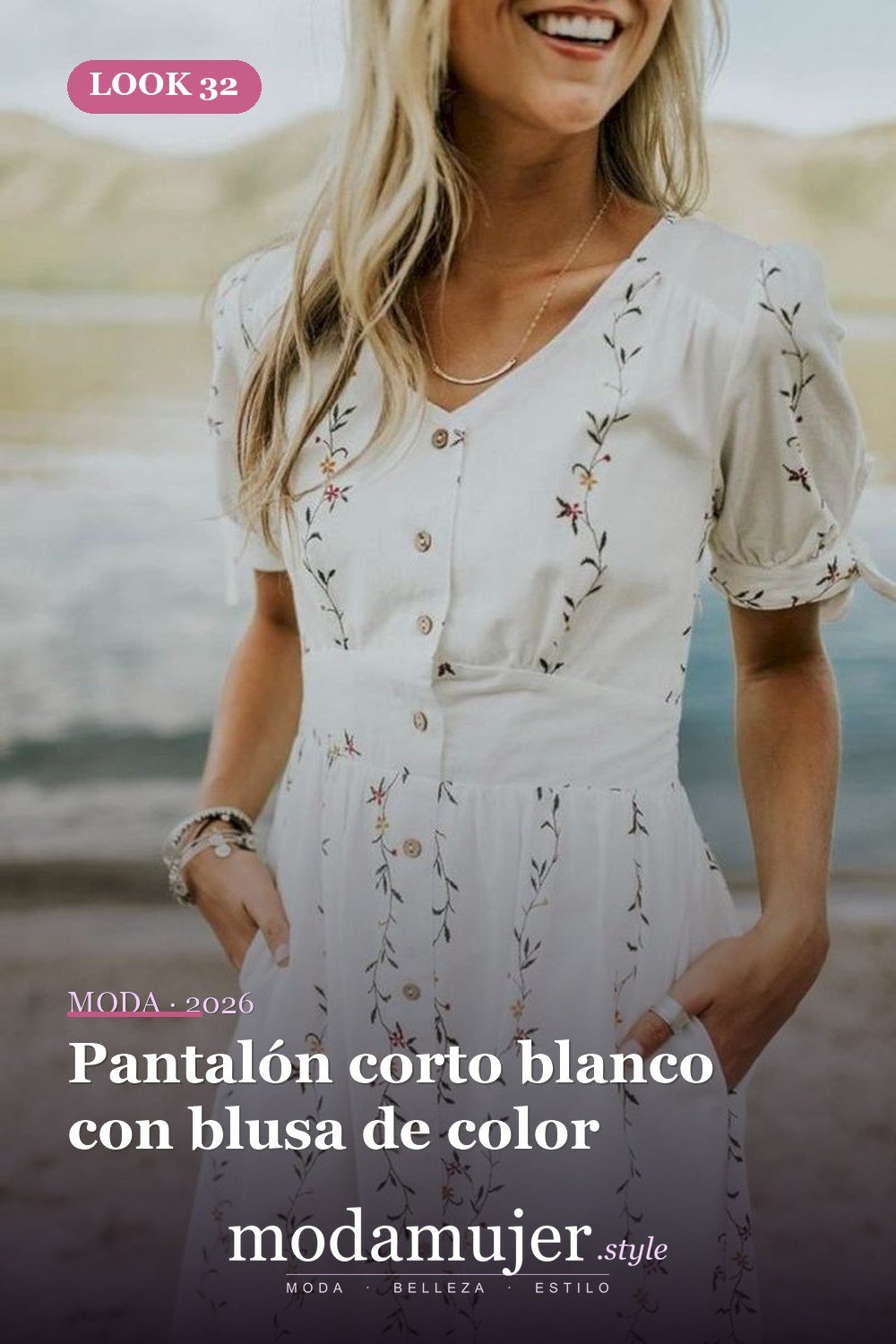 Pantalón corto blanco con blusa de color — 35 ideas de trajes casuales populares este verano