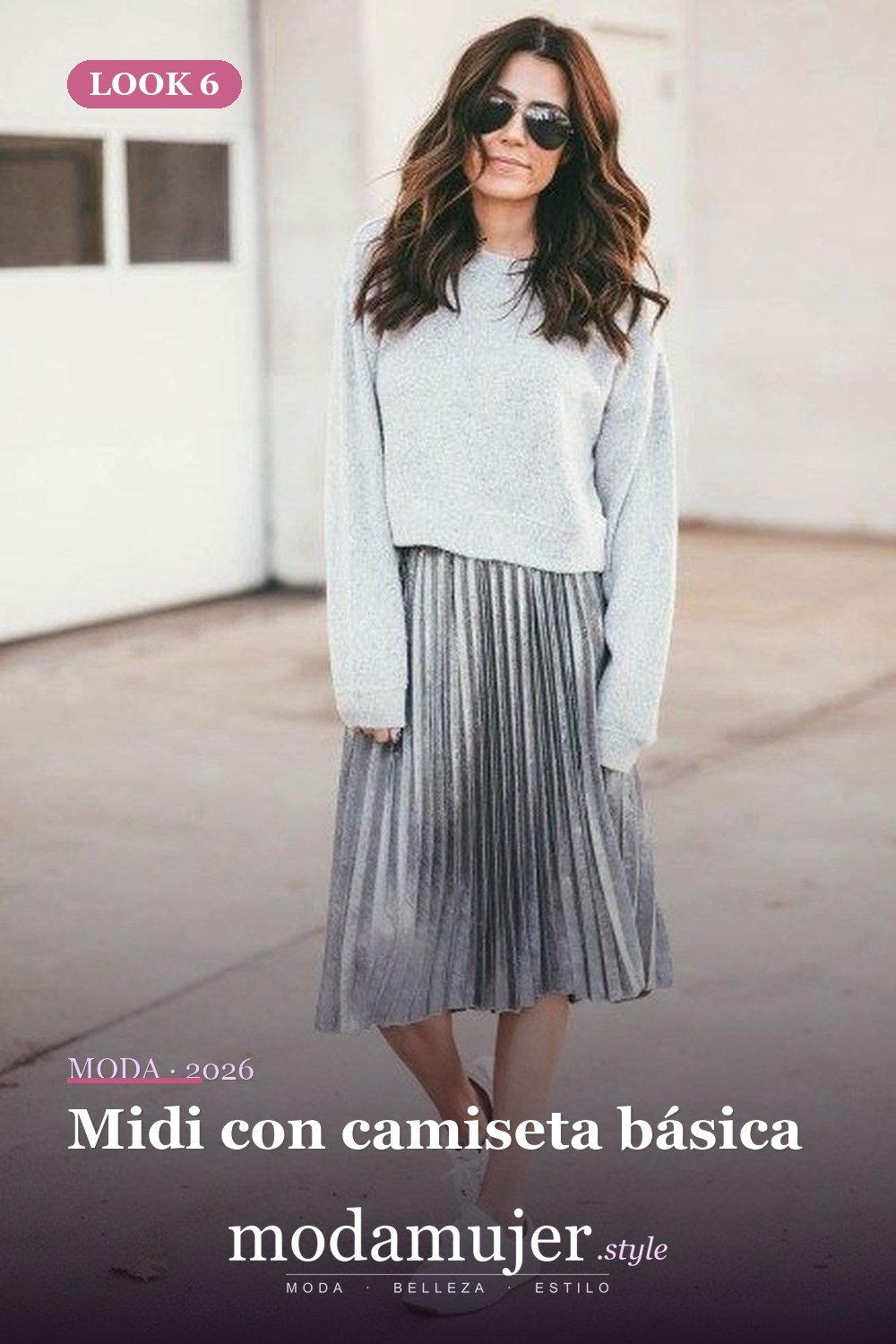 Midi con camiseta básica — 35 trajes casuales de primavera para mujer con faldas midi