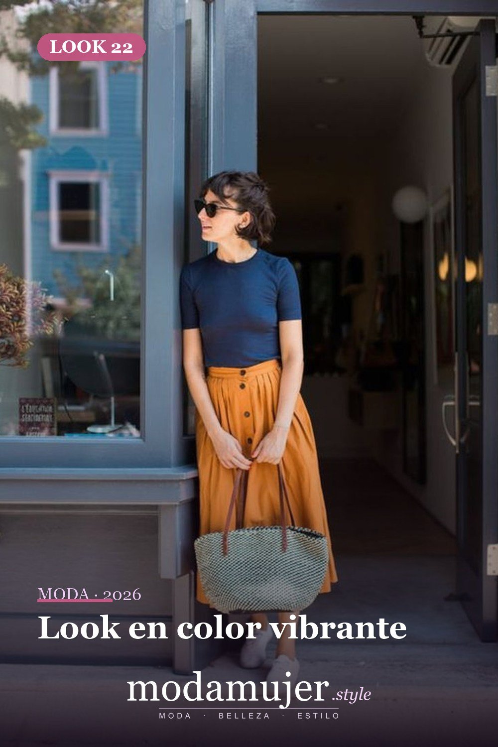 Look en color vibrante — 35 trajes casuales de primavera para mujer con faldas midi