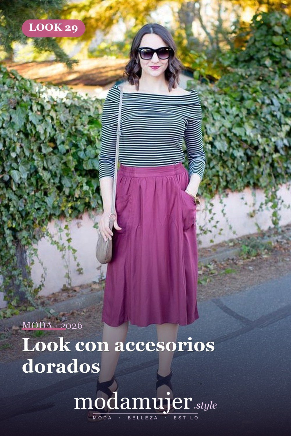 Look con accesorios dorados — 35 trajes casuales de primavera para mujer con faldas midi