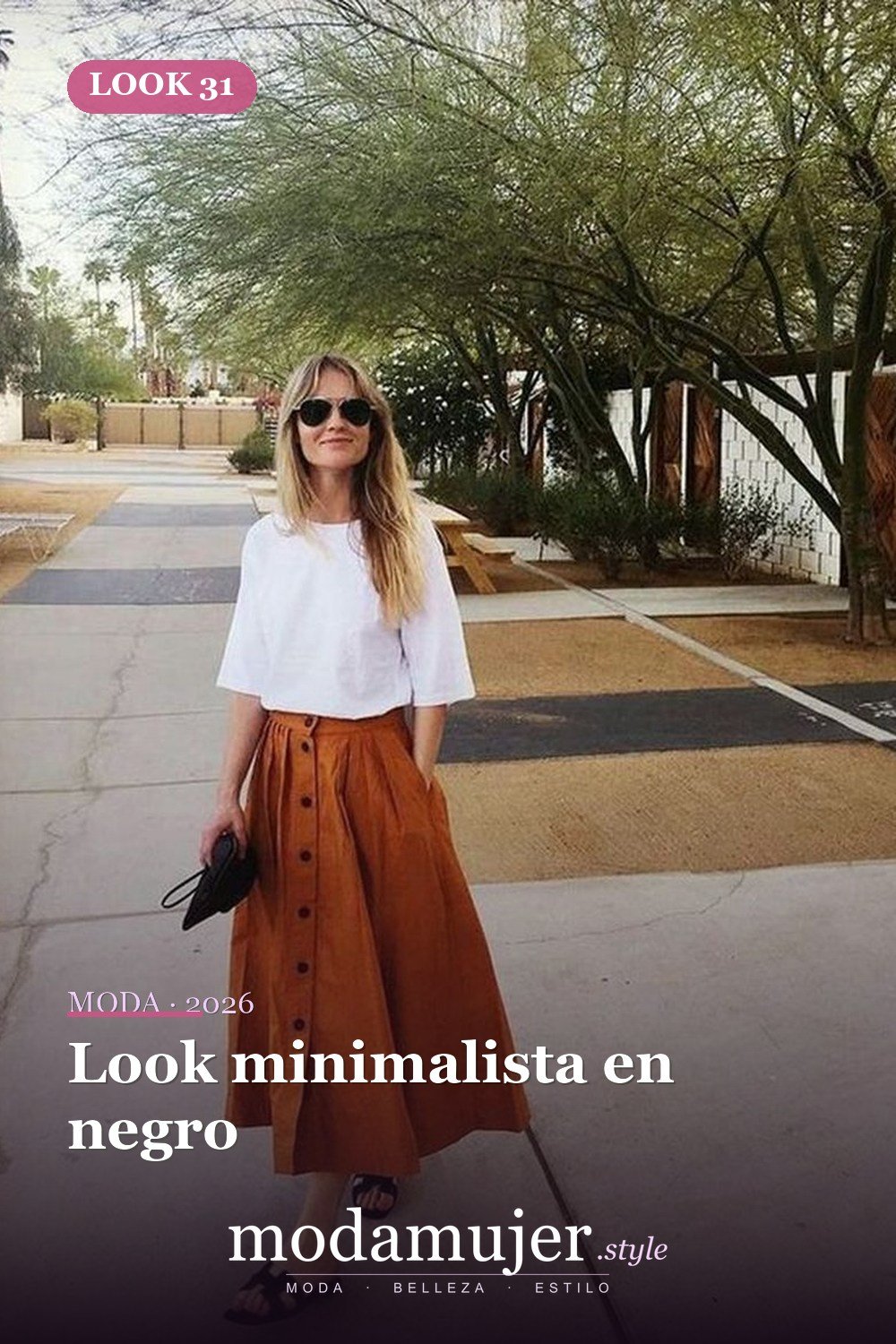 Look minimalista en negro — 35 trajes casuales de primavera para mujer con faldas midi