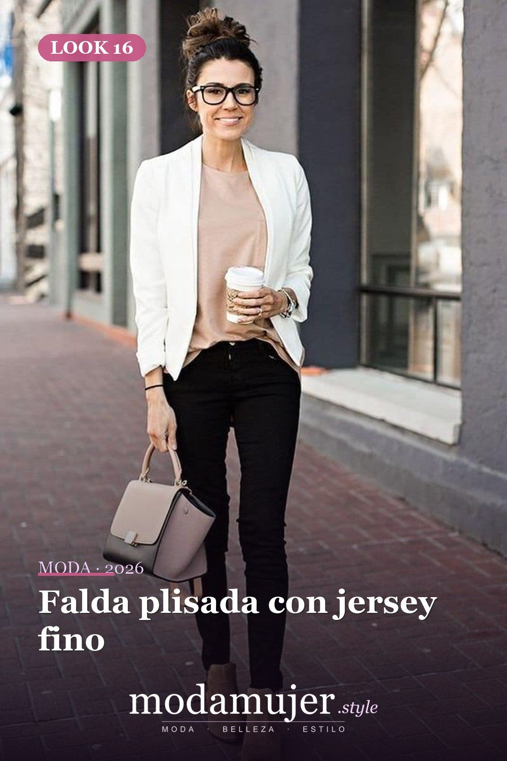 Falda plisada con jersey fino — 35 trajes de oficina profesionales y elegantes para mujeres