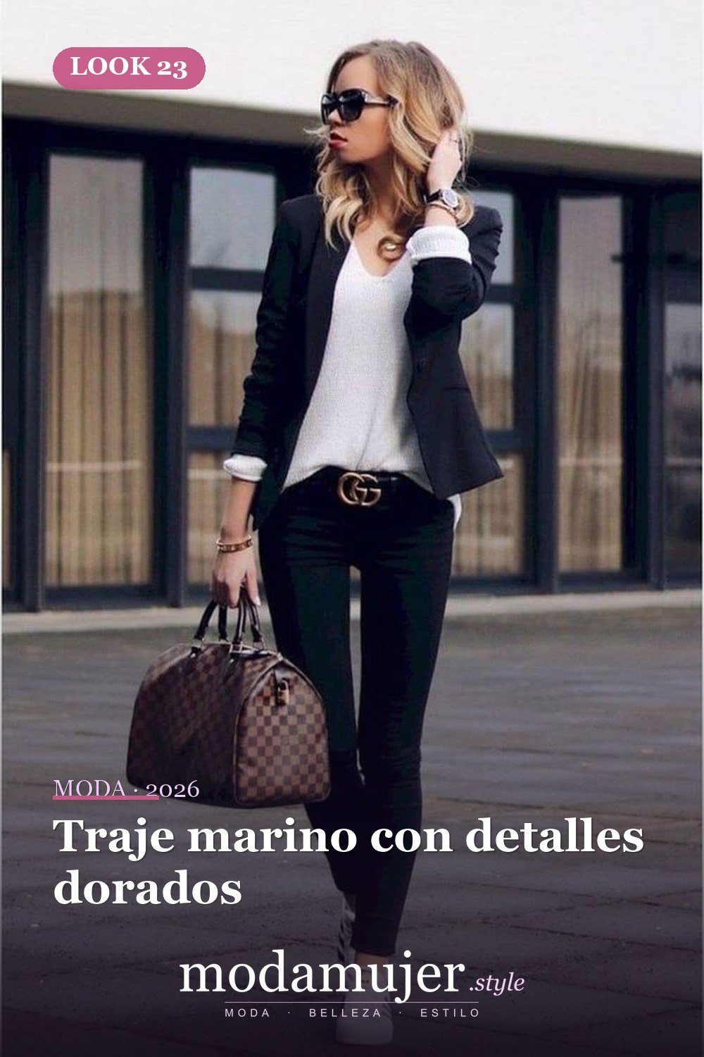 Traje marino con detalles dorados — 35 trajes de oficina profesionales y elegantes para mujeres