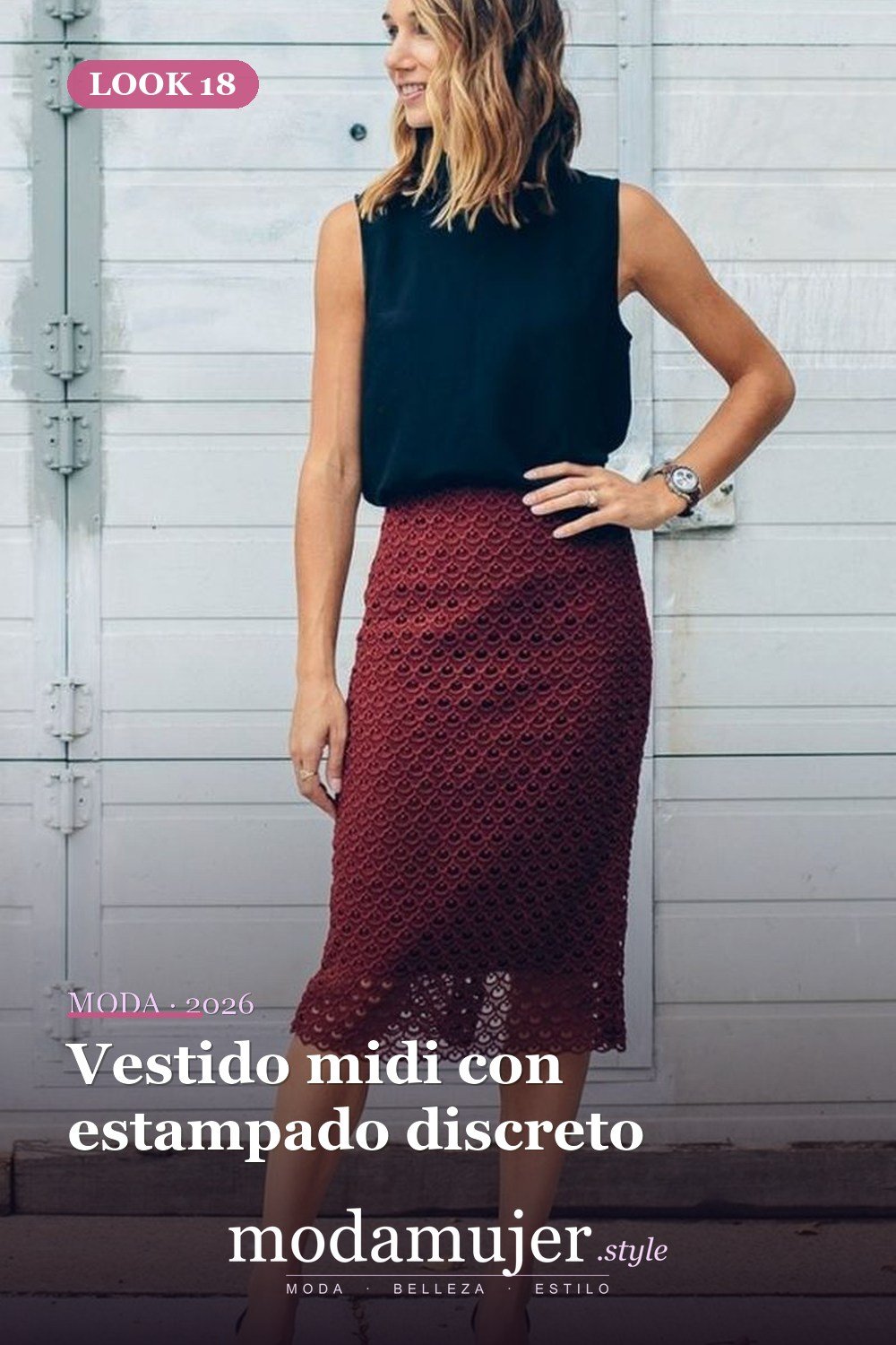 Vestido midi con estampado discreto — 35 trajes de trabajo profesionales de verano para mujeres profesionales