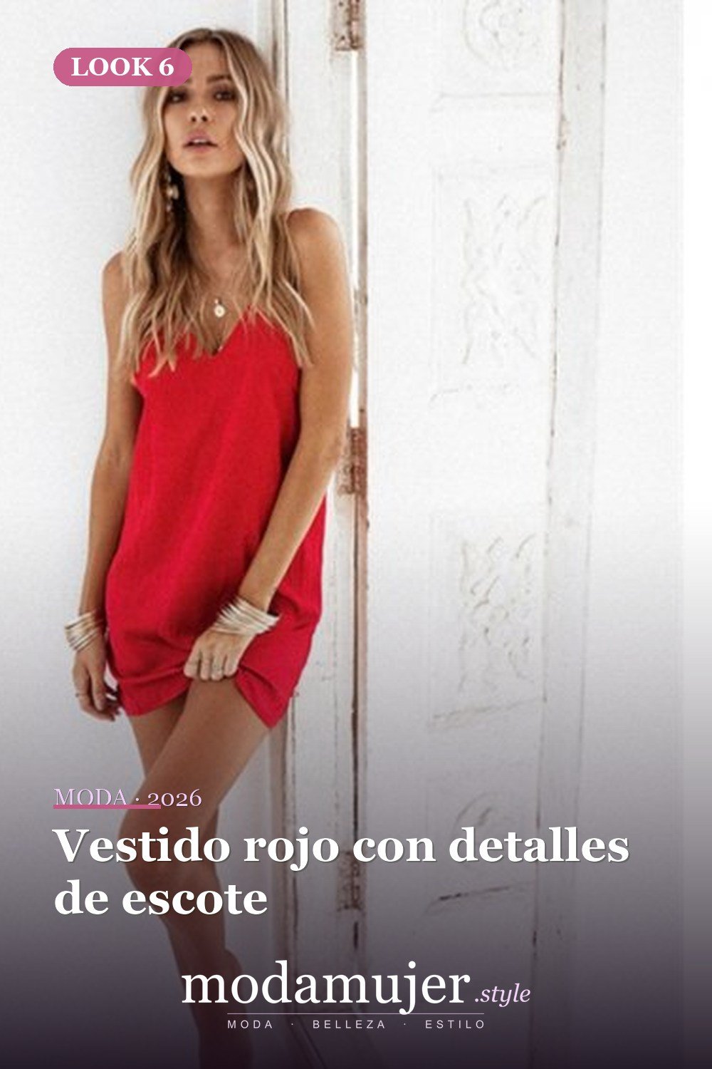 Vestido rojo con detalles de escote — 35 trajes rojos para usar antes de los 30